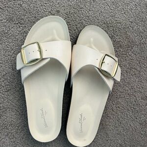 Universal thread— cream colored Cameron single band footbed sandals